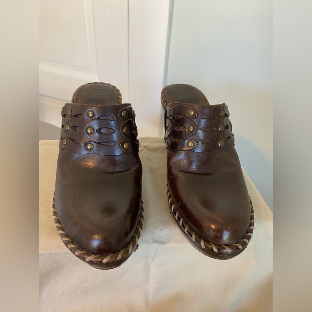 Frye Brown Leather clogs Size 8.5 with braided detail. Beautiful clogs.
